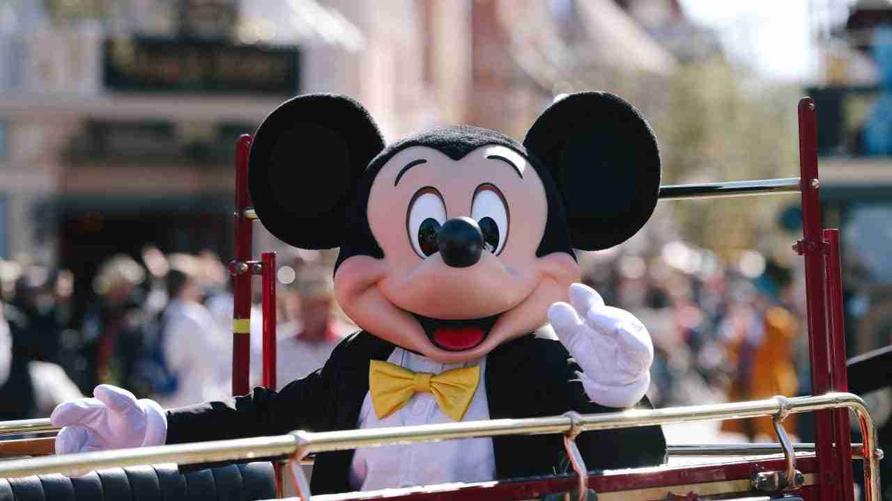 Disneyland character performers Mickey Mouse, Donald Duck looking to unionize